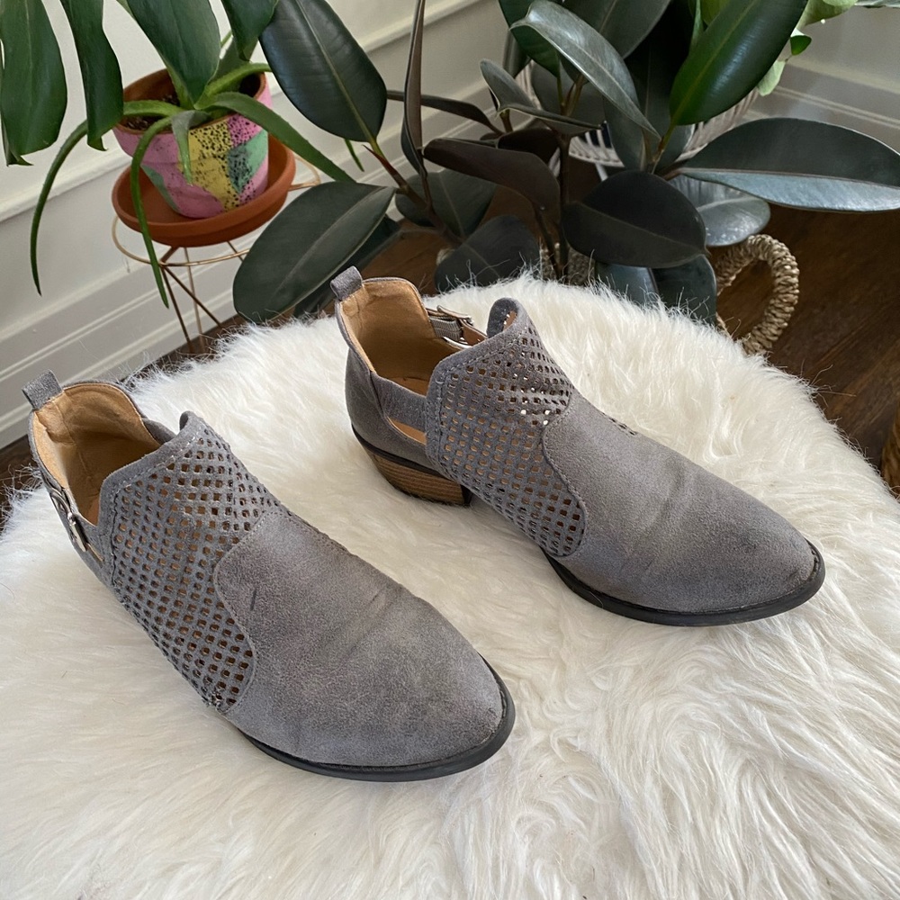 Grey cutout detail ankle boots w buckle